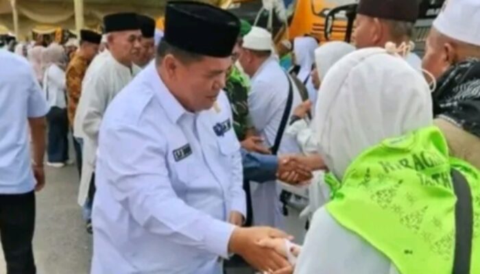 214 Jamaah Haji Kloter 10 Batam Tiba di Inhu, Wabup Hendrizal Bersama Ketua DPRD Sabtu Sinurat Sambut dengan Haru
