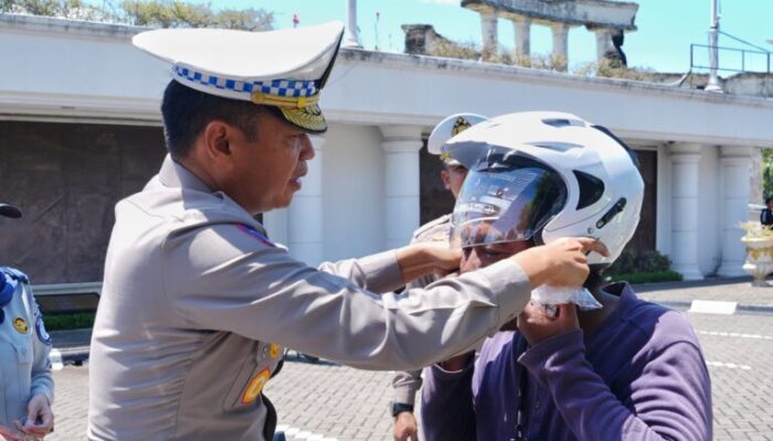 Nggak Pakai Helm SNI Bisa Dipenjara 1 Bulan atau Denda Rp250 Ribu, Pengemudi & Penumpang Kena!