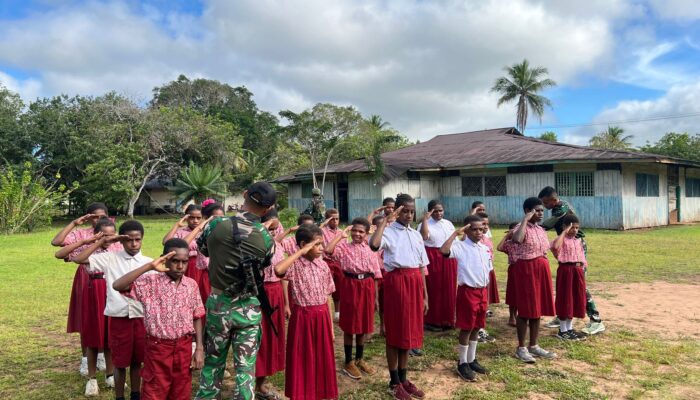 Satgas Yonif 123/Rajawali Pos Asgon Laksanakan GADIK di SD YPPK Hati Kudus Eci