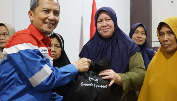 Peduli Masyarakat Sekitar Operasi, PHR Salurkan 400 Paket Sembako Murah ke 4 Desa di Kecamatan Pinggir Bengkalis   