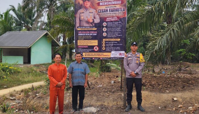 Cegah Karhutla, Polsek Bangko Pusako Pasang Spanduk Imbauan Kapolres Rohil di Pematang Damar