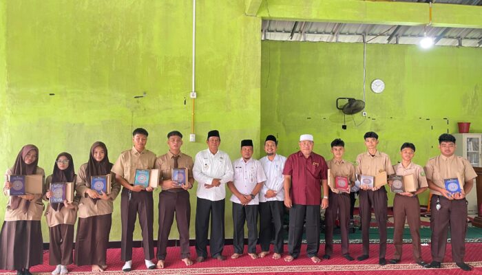 Wabup Inhu Hendrizal Serahkan Wakaf Al-Qur’an KWQ untuk 9 Santri Tahfidz SMAN 1 Rengat Barat