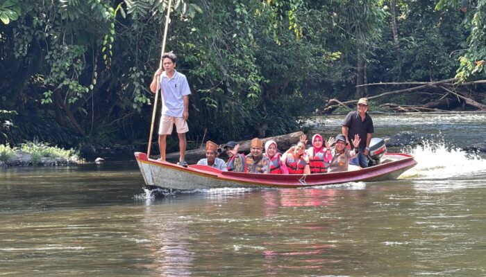 Bakti Sosial Hari Bhayangkara ke-80, Kapolres Inhu Susuri Sungai Gansal ke Pedalaman Suku Talang Mamak