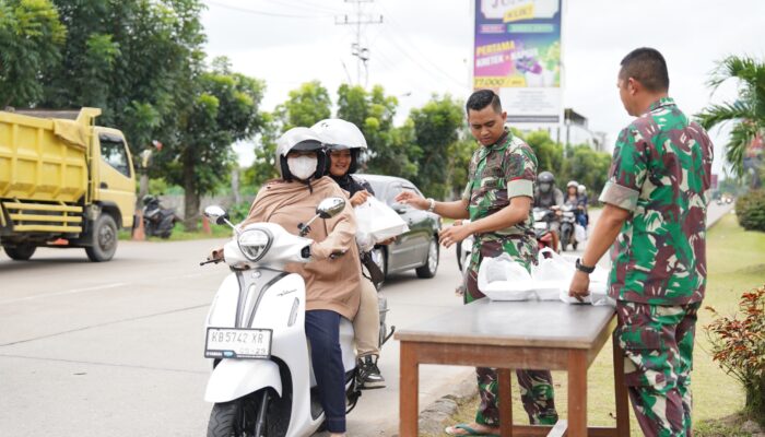 Wujud Kepedulian Sesama, Kodam XII/Tpr Bagikan Nasi Kotak dalam Aksi Jum’at Berkah