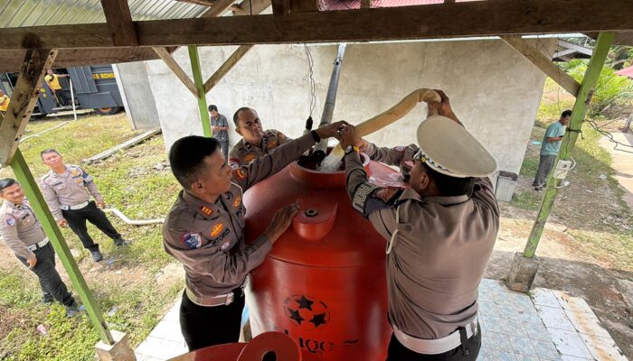 HUT Bhayangkara ke-80, Satlantas Polres Rohul Salurkan Air Bersih Gratis untuk Warga Desa Koto Tinggi