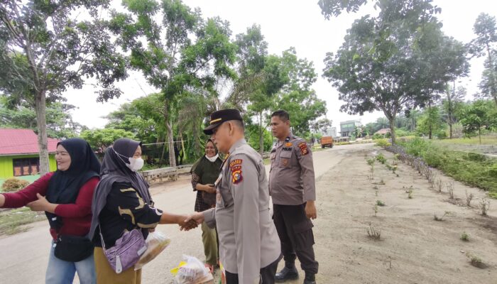 Hari Bhayangkara ke-80: Polsek Bangko Pusako Rohil Salurkan Bantuan Sembako ke Warga Sei Manasib
