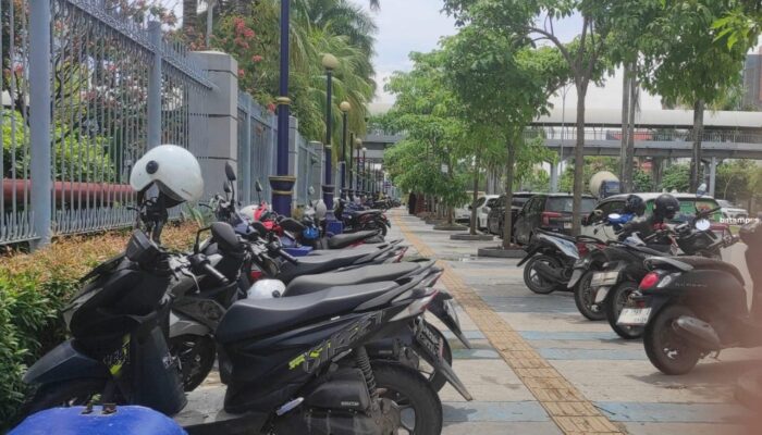 Langgar UU LLAJ, Parkir Kendaraan di Trotoar Terancam Kurungan 1 Bulan