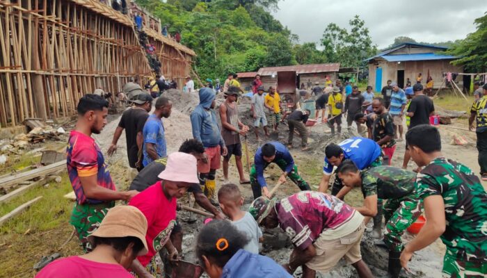 Satgas Yonif 764/IB Gotong Royong Bangun Gereja Bersama Warga Kumurkek Maybrat