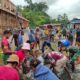 Satgas Yonif 764/IB Gotong Royong Bangun Gereja Bersama Warga Kumurkek Maybrat