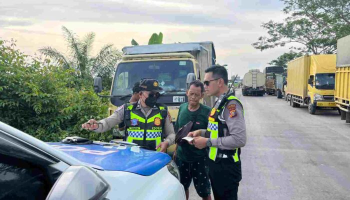 Satlantas Polres Pelalawan Tindak Tegas Pelanggar Antrean di KM 75 Jalan Lintas Timur, Arus Dijaga 24 Jam