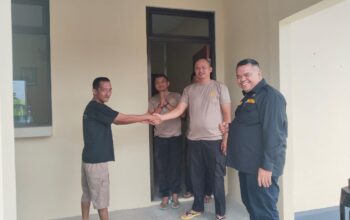 Sambut HUT Bhayangkara ke-80, Ketua DPRD Inhu Sabtu P. Sinurat Gotong Royong Cat Polsubsektor Rengat Bersama Warga Mudesinar