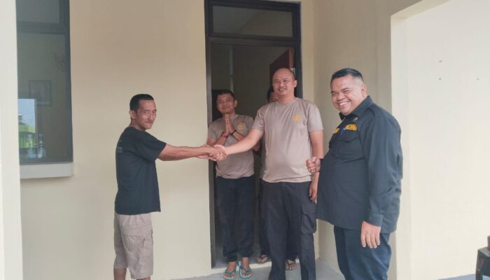 Sambut HUT Bhayangkara ke-80, Ketua DPRD Inhu Sabtu P. Sinurat Gotong Royong Cat Polsubsektor Rengat Bersama Warga Mudesinar