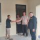 Sambut HUT Bhayangkara ke-80, Ketua DPRD Inhu Sabtu P. Sinurat Gotong Royong Cat Polsubsektor Rengat Bersama Warga Mudesinar