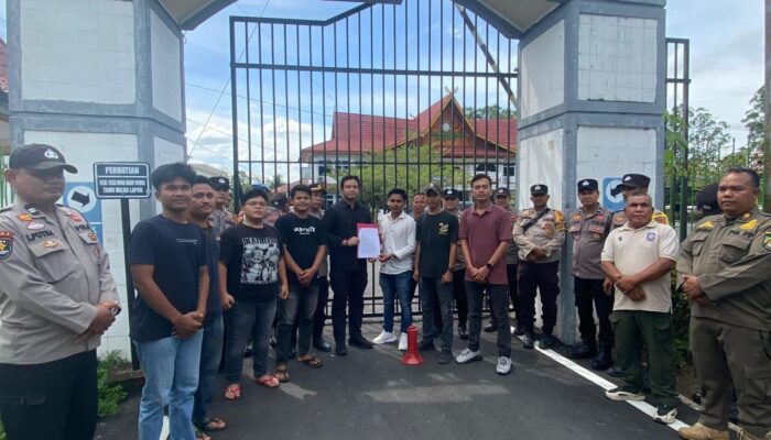 AMPER Rohul Gelar Aksi di Kejari: Bacakan 10 Tuntutan, Desak Usut Dugaan Korupsi Dana Desa Rantau Kasai