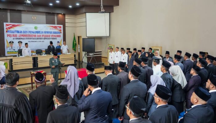 Bupati Asmar Lantik 38 Pejabat Administrator dan Pengawas Pemkab Meranti di Gedung Kuning