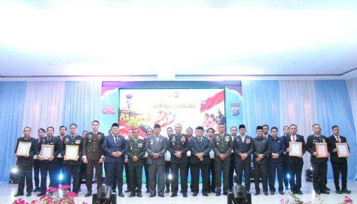 Ketua DPRD Sabtu P. Sinurat Hadiri Syukuran HUT Bhayangkara ke-80, Kapolres Inhu Beri Penghargaan 19 Personel Berprestasi