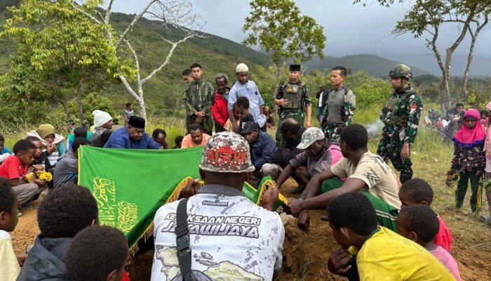 Bahu-Membahu, Satgas Yonif 645/Gardatama Yudha Gotong Royong Pemakaman Warga di Asolipele Papua