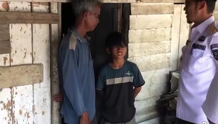 Terhenti Karena Kemiskin, Ananda Kembali Sekolah Berkat Bantuan Wali Kota Subulussalam