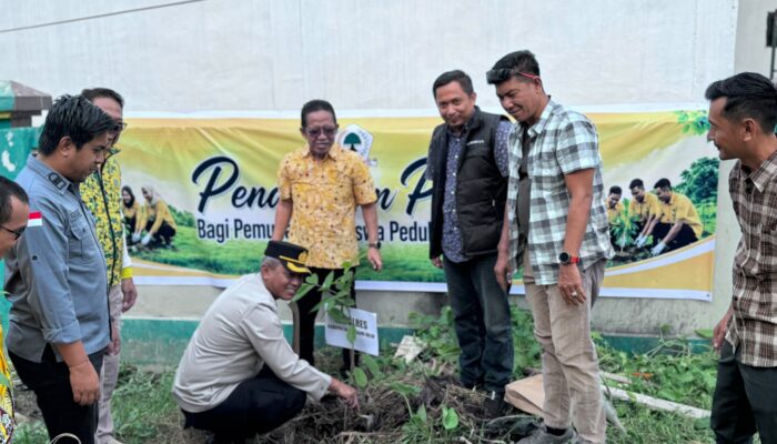 Kapolres Inhil Hadiri Peresmian Kantor DPD Golkar, Dukung Green Policing Lewat Penanaman Pohon