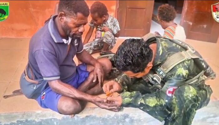 Jaga Kenyamanan Saat Beribadah, Satgas Pamtas Kewilayahan RI-PNG Yonif 764/IB Gotong Royong Bersihkan Halaman Sekitar Gereja