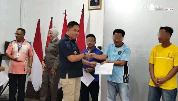 Rutan Rengat, Kejari dan Disdukcapil Inhu Serahkan KTP dan KK ke Warga Binaan, Perkuat Sinergi Pelayanan