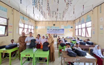 PT Musim Mas Salurkan 480 Paket Sekolah untuk Siswa SD di 4 Kecamatan Pelalawan