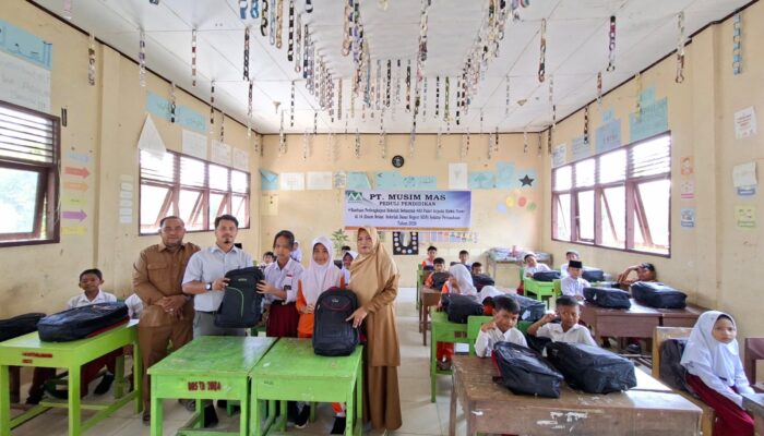 PT Musim Mas Salurkan 480 Paket Sekolah untuk Siswa SD di 4 Kecamatan Pelalawan