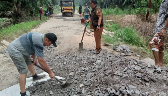 Pj Kades Hutan Panjang Pimpin Goro Perbaikan Jalan Rusak di Perbatasan Desa