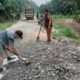 Pj Kades Hutan Panjang Pimpin Goro Perbaikan Jalan Rusak di Perbatasan Desa