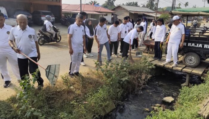 Sambut HUT RI ke-81, Rutan Kelas IIB Rengat Gelar Aksi Bersih Selokan di Area Publik
