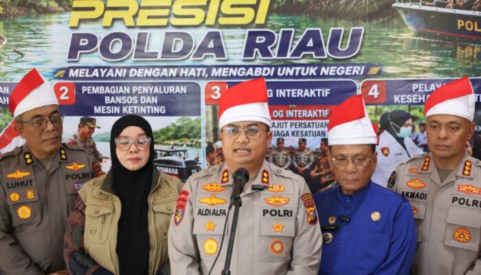 Ekspedisi Merah Putih Presisi Polda Riau, Tanam 810 Mangrove dan Selurkan Berbagai Bantuan Untuk Masyarakat Pesisir Sinaboi