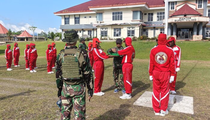 Jelang HUT RI ke-81, Satgas Yonif 645/GTY Latih 30 Paskibraka di Kantor Bupati Yalimo