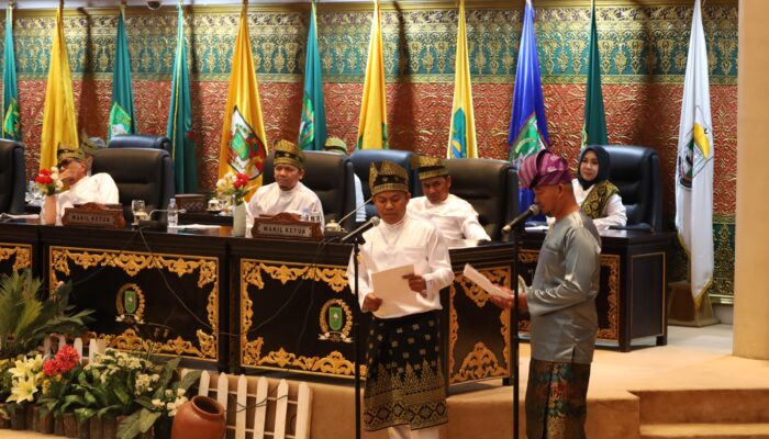 Puisi Laksamana Riau Suara Dodi Irawan Bakaghojo dan Iskandar, Hidupkan Marwah Melayu Menggetarkan Paripurna HUT ke-69