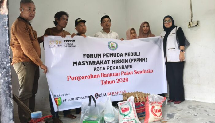 Peduli Masyarakat Miskin, PKB Hendrizal Gandeng FPPMM Serahkan Paket Sembako Untuk Keluarga Miskin Ekstrem di Rumbai