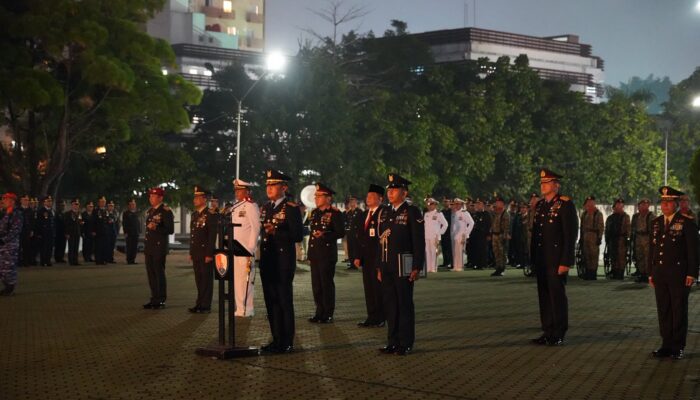 Momen Khidmat TNI-Polda Riau di Malam Renungan Suci Sambut HUT ke-81 RI di TMP Kusuma Dharma