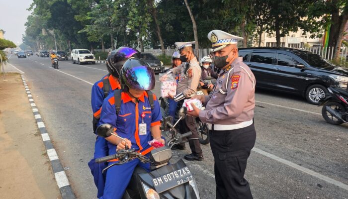 Asap Tebal Selimuti Pekanbaru, Ditlantas Polda Riau Bagikan Ribuan Masker kepada Masyarakat