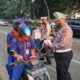 Asap Tebal Selimuti Pekanbaru, Ditlantas Polda Riau Bagikan Ribuan Masker kepada Masyarakat