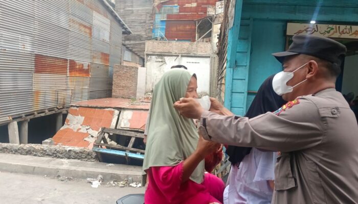 Polres Rohil Bagikan 420 Masker Antisipasi Gangguan Pernapasan Akibat Asap Karhutla