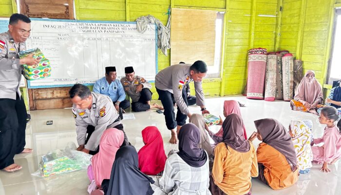 Kapolres Rohil Salurkan Sedekah Makanan untuk Anak Yatim dan Fakir Miskin di Panipahan