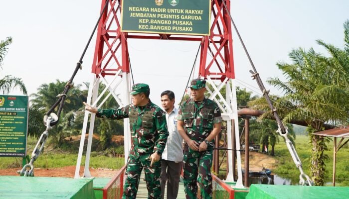 Pangdam XIX Tuanku Tambusai Tinjau Jembatan Garuda, Dorong Mobilitas dan Ekonomi Warga Rohil