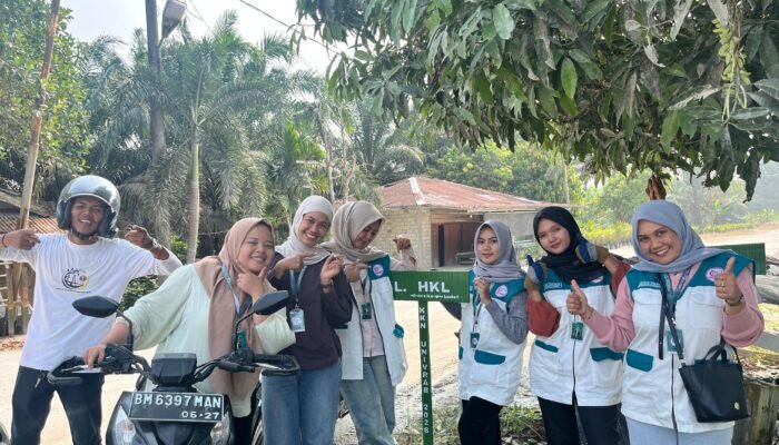 Mahasiswa KKN Universitas Abdurrab Kelompok 13 Realisasikan Pembuatan Plang Nama Jalan dan Plang RT/RW di Dusun II Desa Sungai Pinang