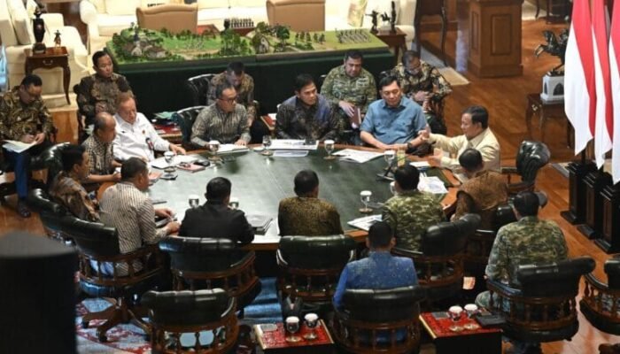 Presiden Prabowo Bahas Penyesuaian Rekrutmen Prajurit TNI dari Suku Dayak Pedalaman dan Penanganan Bencana di Hambalang