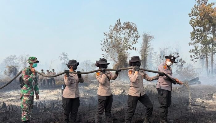 Jelang HUT ke-78, Polwan Polda Riau Turun Langsung Tangani Karhutla di Pelalawan dan Rohil