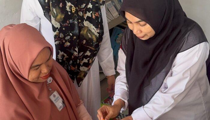 Mahasiswa KKN Universitas Abdurrab Kelompok 13 Berkolaborasi dengan Posyandu Permata Desa Sungai Pinang Gelar Pemberian Vitamin A, Obat Cacing, dan Pemeriksaan Kesehatan Gratis