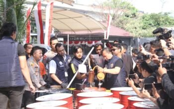 Polisi Bongkar Pabrik Oli Palsu di Cengkareng Jakarta Barat, Dijual Seharga Oli Asli