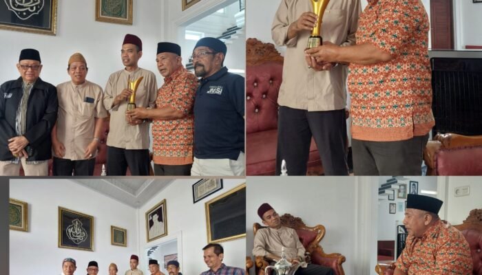 JMSI Riau Serahkan Anugerah Voice of The Ummah kepada Ustadz Abdul Somad di Rimbo Panjang