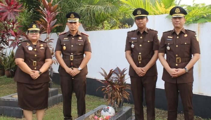 Peringati HUT Ke-81, Kejari Inhu Gelar Upacara Ziarah dan Tabur Bunga di TMP Indra Bhakti