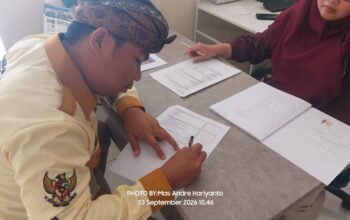 FOTO: Penandatangan & Serah Terima Akta Pendirian & SK Kemenhumham Yayasan Suara Utama Indonesia Oleh Pendiri dan Pembina Andre Hariyanto dan Notaris serta Staf Notaris Rizqy Aulia Fitri, S.H., M.Kn di Kota Mojokerto (Aisyah Putri Widodo/SUARA UTAMA)