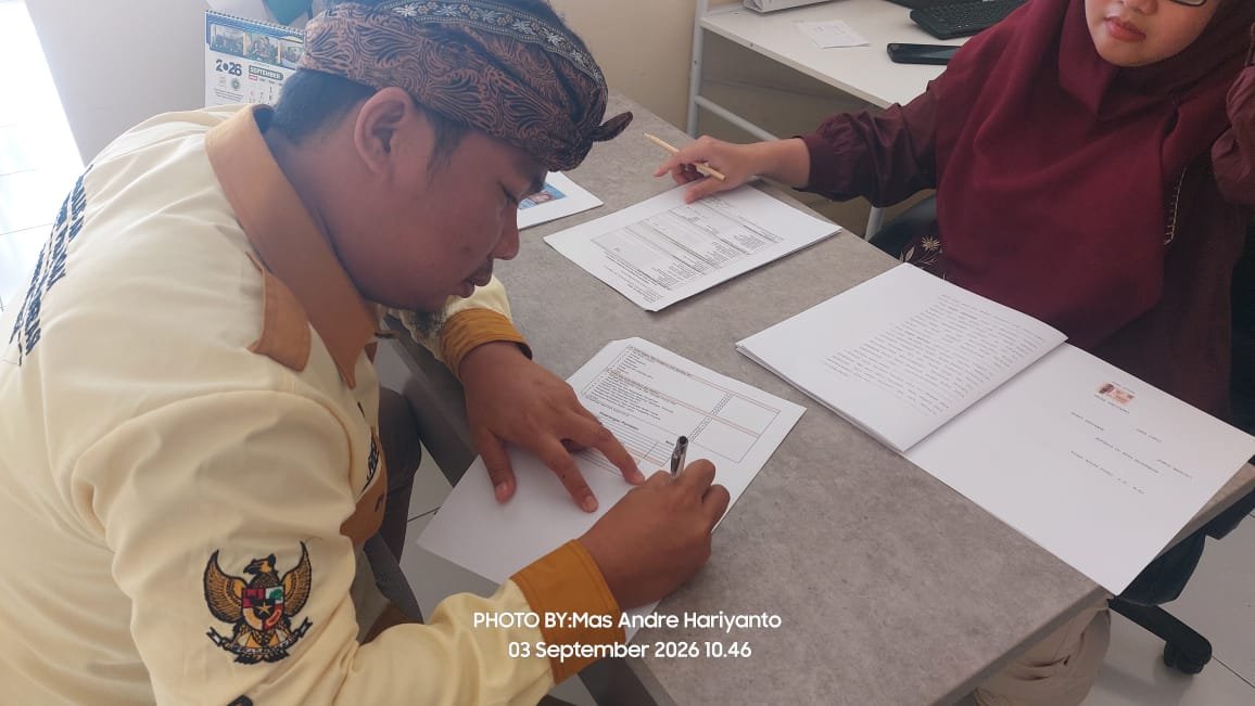 FOTO: Penandatangan & Serah Terima Akta Pendirian & SK Kemenhumham Yayasan Suara Utama Indonesia Oleh Pendiri dan Pembina Andre Hariyanto dan Notaris serta Staf Notaris Rizqy Aulia Fitri, S.H., M.Kn di Kota Mojokerto (Aisyah Putri Widodo/SUARA UTAMA)