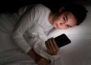 Waspada! Kebiasaan Scrolling HP Sebelum Tidur Ganggu Fungsi Otak